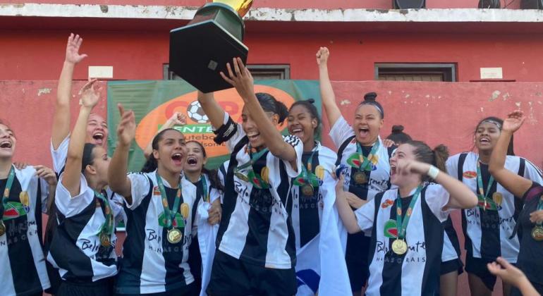 Futebol é Vida/Aspra A é campeão do Feminino Sub-17 da Copa Centenário