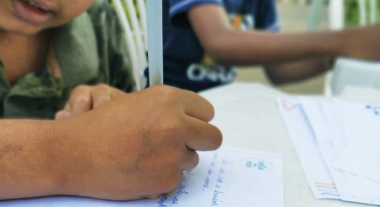 Prefeitura celebra Dia do Estudante com oferta de vagas gratuitas e bolsas de estudo para cursos de idiomas Criança estudando