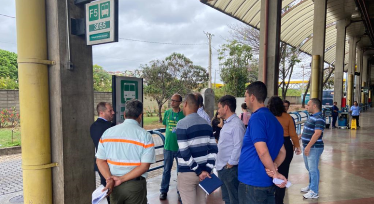 Equipes da Prefeitura e usuário durante vistoria na Estação Barreiro