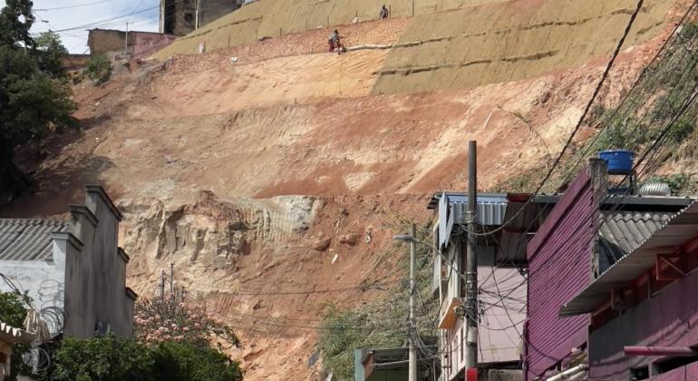 Obra de tratamento de encosta vai beneficiar moradores da Vila de BH Obra de tratamento de encosta da Vila São Francisco das Chagas