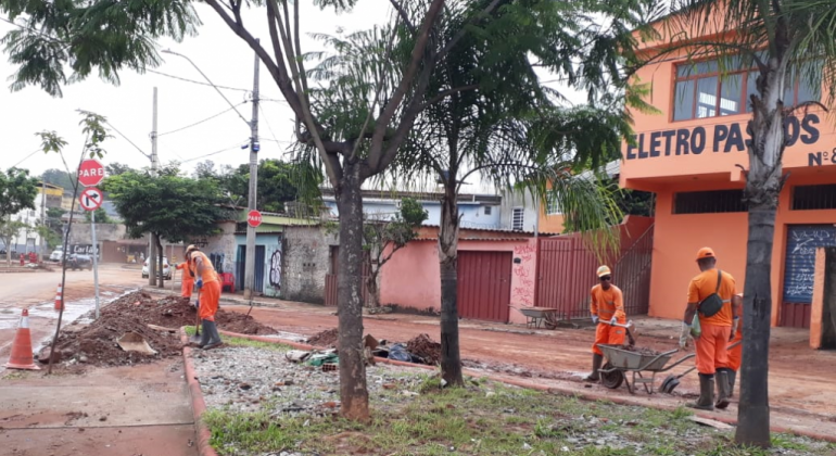 Prefeitura intensifica o recolhimento de lixo no período chuvoso Garis fazendo a limpeza da avenida Teresa Cristina