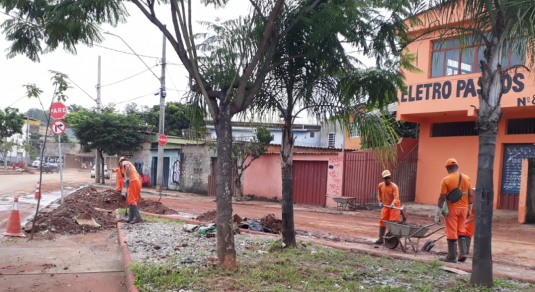 Garis fazendo a limpeza da avenida Teresa Cristina