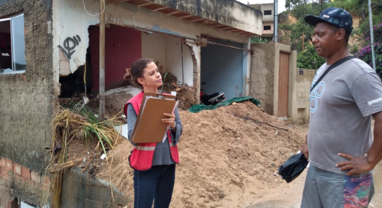 Prefeitura já realizou mais de 2 mil vistorias em imóveis atingidos pelas chuvas Técnica da Urbel atendendo morador atingido pela chuva