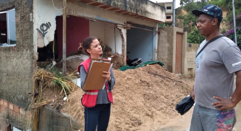 Técnica da Urbel atendendo morador atingido pela chuva