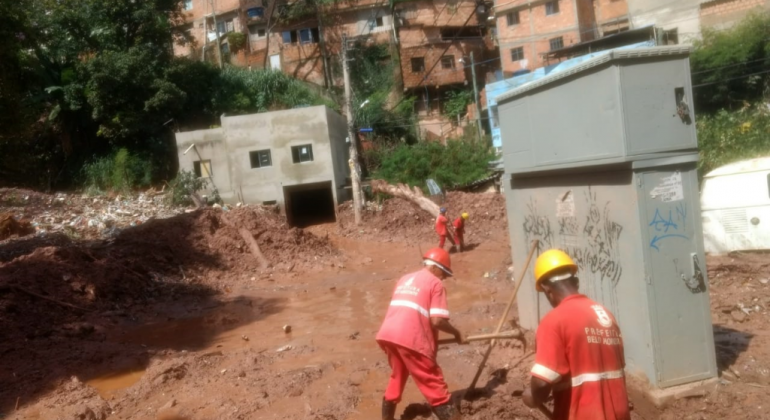 PBH atua no Aglomerado da Serra para reparar estragos causados pelas chuvas Equipe da SLU trabalhando no Aglomerado da Serra