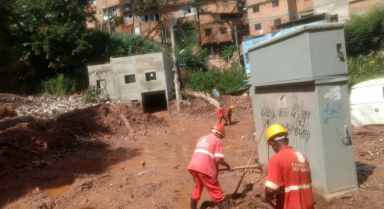 Equipe da SLU trabalhando no Aglomerado da Serra