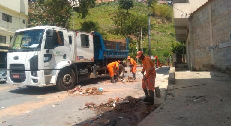 Garis retiram mil toneladas de lama das vias durante período chuvoso Garis retiram mil toneladas de lama das vias durante período chuvoso