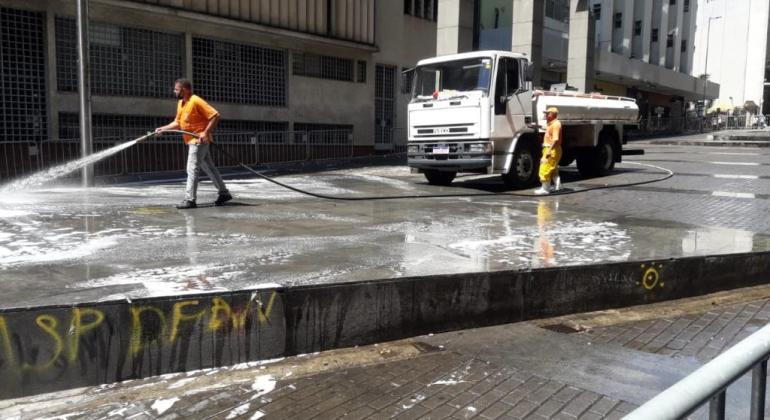 SLU gasta 120 mil litros de água por dia para lavar pontos críticos da região Centro-Sul Caminhão-pipa utilizado para limpar a região