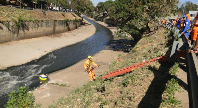 Garis usam técnicas de rapel para limpar o Arrudas Limpeza do Arrudas