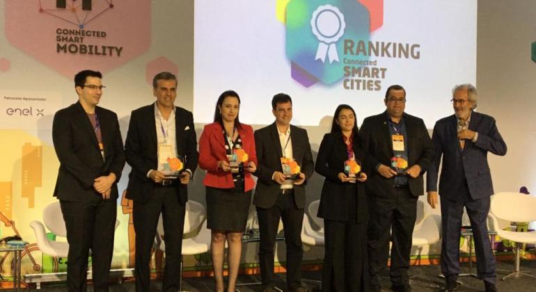 BH recebe prêmio por ser a melhor cidade em prestação de serviços de saúde Funcionários recebendo o prêmio