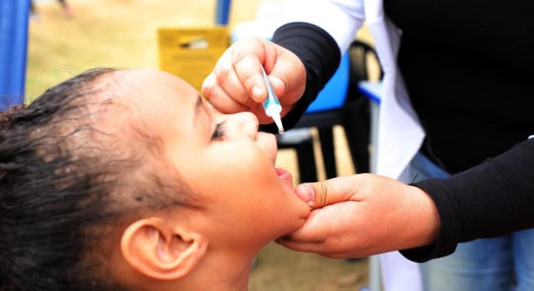BH é a terceira capital com melhor cobertura vacinal contra a Paralisia Infantil Criança tomando medicamento