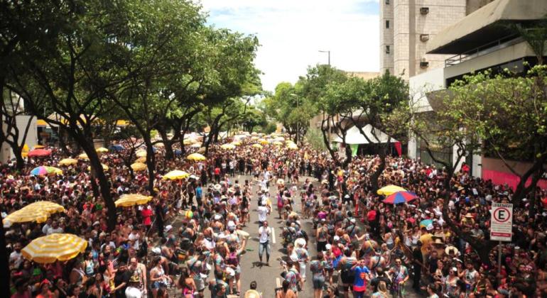 Pessoas na rua comemorando o Carnaval