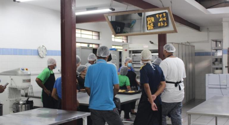 Alunos em cozinha para aula do cursos de Serviço para Bares e Restaurantes