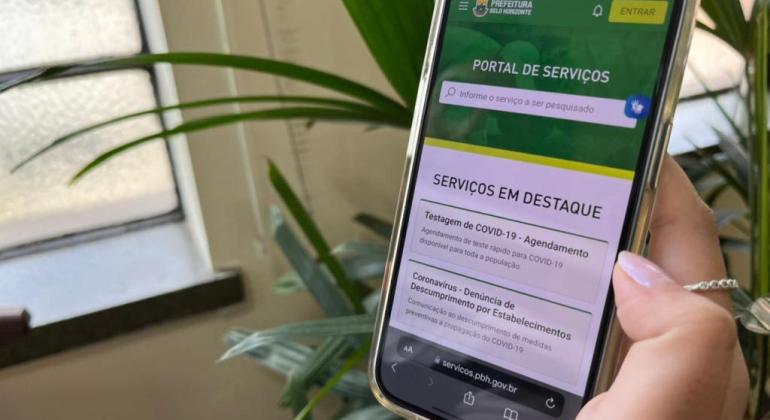 Empreendedores podem enviar sugestões para desburocratizar serviços municipais Celular com o site da PBH aberto