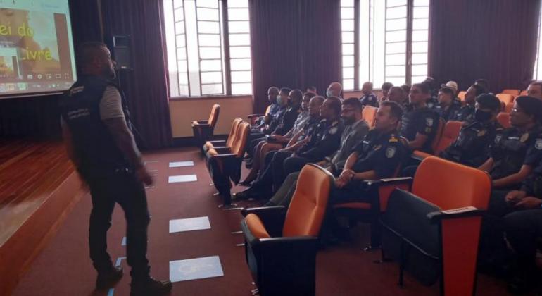 Acolhimento às vítimas de racismo é destaque em capacitação da Guarda Municipal Sala da capacitação da Guarda Municipal