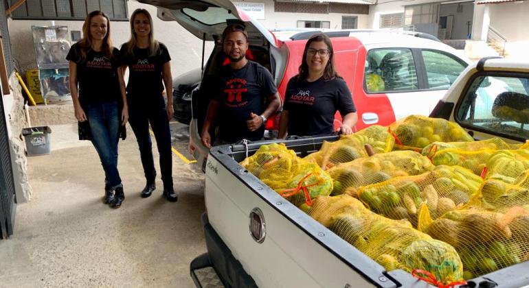 Prefeitura entrega cestas de hortifrutigranjeiros a mais de 4 mil famílias Alimentos em caminhonete