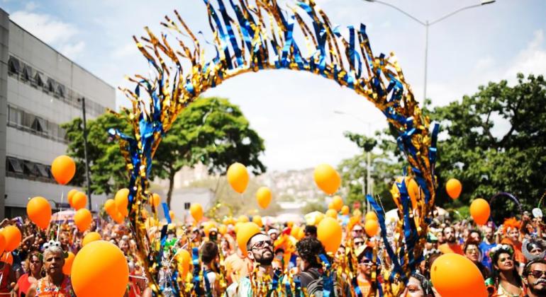 Pessoas pulando Carnaval 