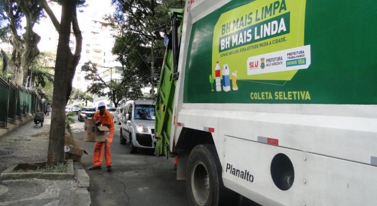 Caminhão de lixo e coleta na rua