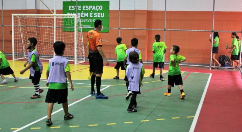 Esporte Esperança abre vagas para aulas gratuitas de futsal misto.