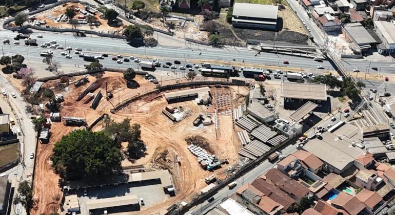 Ajustes em desvios para obras de viaduto na Cristiano Machado 