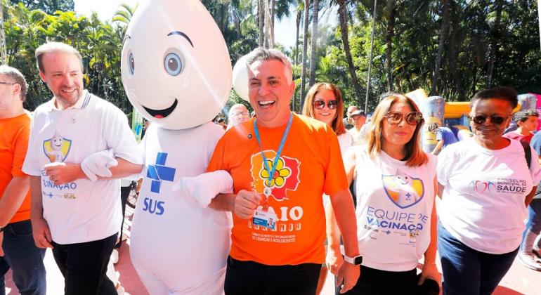 Em Dia D de vacinação, prefeito Álvaro Damião anuncia mais 13 leitos pediátricos em BH