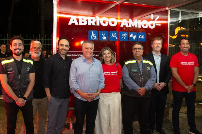 Integrantes da Prefeitura de Belo Horizonte, entre eles o prefeito Álvaro Damião, estão em um abrigo de ônibus com funionários de uma agência de publicidade