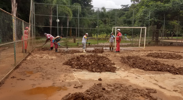Parques municipais recebem manutenções, vistorias e ações de limpeza Funcionários da Prefeitura limpando o Parque Aggeo Pio Sobrinho (Buritis)