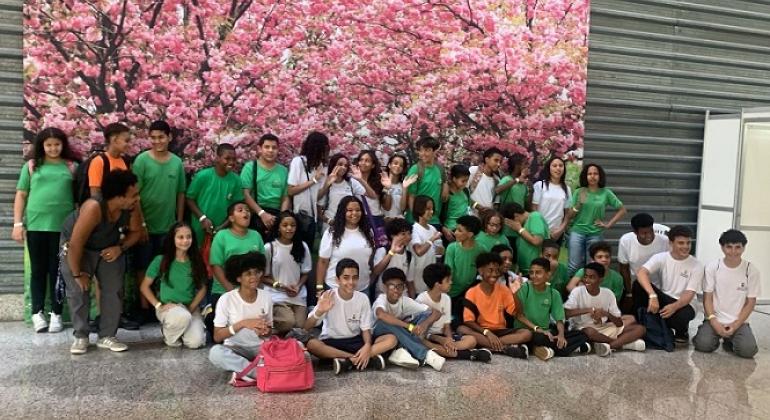 Alunos da EM Sérgio Miranda fazem pose diante do painel das cerejeiras