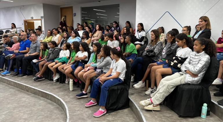 Ginasta Daniele Hypólito encontra estudantes da Rede Municipal participantes dos Jogos Escolares de BH (JEBH)