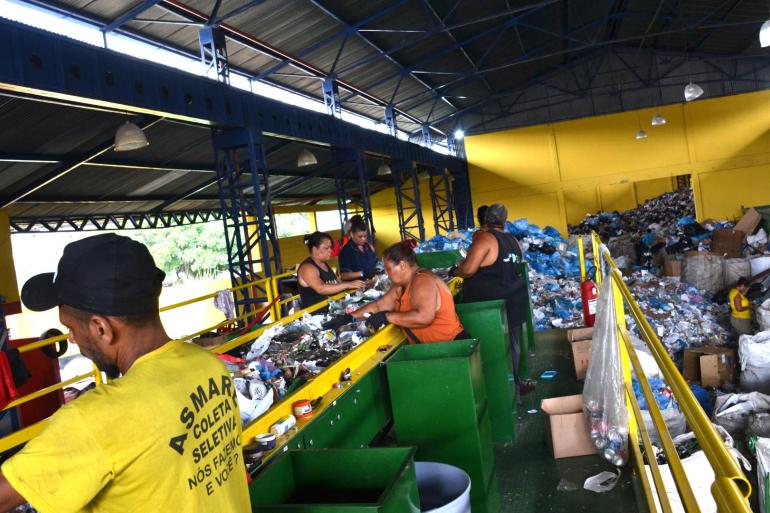 Galpões dos catadores de recicláveis de BH é modernizado com a instalação de esteiras