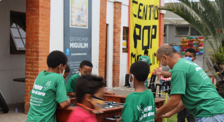 Crianças no Centro Pop Miguilim durante atividades recreativas