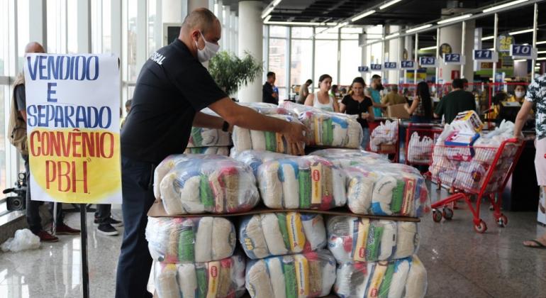 Homem organizando cestas que foram distribuidas para os Beneficiários.
