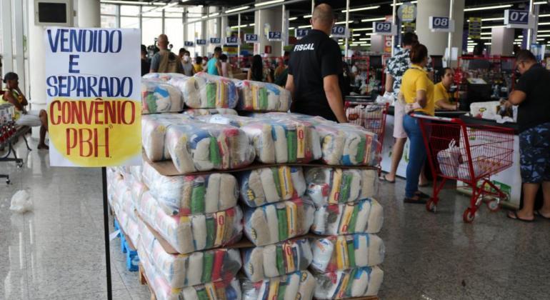 Em um ano, 3 milhões de cestas foram distribuídas à população vulnerável Cestas básicas para distribuição em supermercado