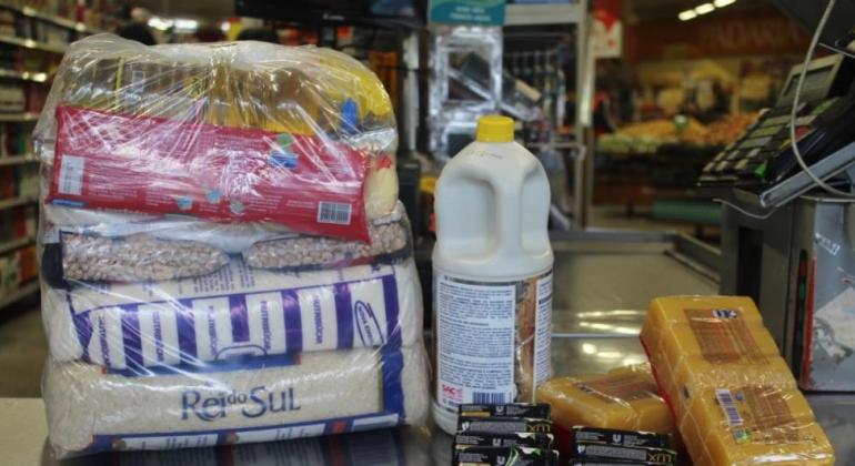 Consulta para retirada de cestas básicas e kits de higiene distribuídos pela PBH começa nesta terça-feira, dia 3 As famílias beneficiárias de cestas básicas e kits de higiene oferecidos pela Prefeitura de Belo Horizonte podem realizar a consulta para retirada dos itens de agosto a partir desta terça-feira, dia 3. O processo para a consulta se mantém o mesmo dos meses anteriores, sendo necessário o acesso à plataforma e informação dos dados. A entrega neste mês começa no dia 5 e segue até dia 31, mas é importante que as famílias sigam as informações de organização e logística fornecidas pela Prefeitura. Todas as informações sobre os beneficiários e outras dúvidas sobre a retirada das cestas e dos kits podem ser consultadas no portal da Prefeitura. Cesta básica distribuída pela prefeitura