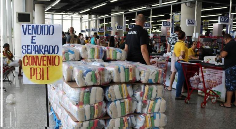 Prefeitura anuncia datas de retirada de cestas básicas e kits de higiene de junho Cestas básicas em supermercado de Belo Horizonte