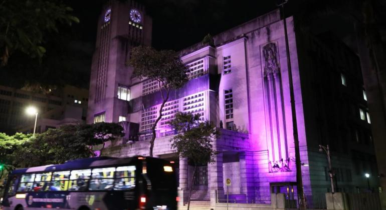 Fachada da Prefeitura iluminada de roxo em homenagem às mulheres