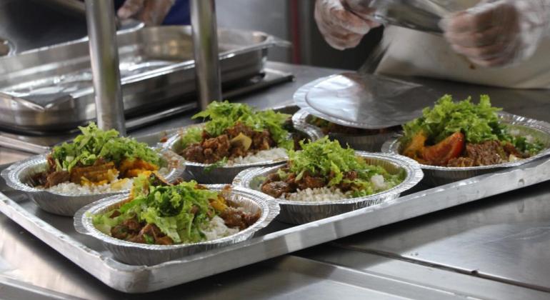 Restaurantes Populares servem 1,8 milhão de refeições durante a pandemia Marmitex sendo preparados no Restaurante Popular