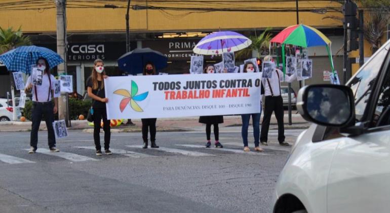 Prefeitura realiza blitz educativa para marcar Campanha de Combate ao Trabalho Infantil Prefeitura realiza blitz educativa para marcar Campanha de Combate ao Trabalho Infantil