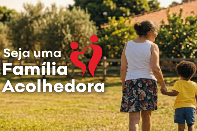 fotografia criada com auxílio de inteligência artificial, em formato horizontal, com uma estética acolhedora e natural. A cena mostra, em um ambiente residencial arborizado, uma mulher adulta e uma criança caminhando de mãos dadas por uma área gramada, em direção ao fundo da imagem.