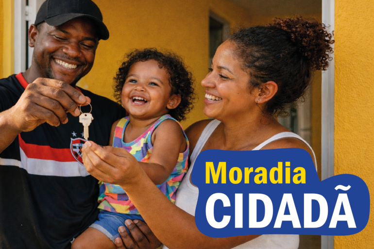 Moradia Cidadã Uma família composta por um homem, uma mulher e uma criança aparecem sorridentes em uma foto gerada por inteligência artificial. Há o texto Moradia Cidadã.