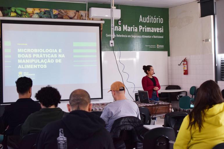 Profissionais da Vila Gastronômica do Arraial de Belô 2026 recebem treinamento sobre alimentos Profissionais da Vila Gastronômica do Arraial de Belô 2026 recebem treinamento sobre alimentos