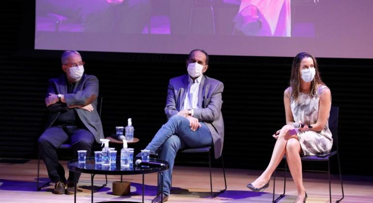 PBH fecha ano com investimento recorde na saúde e se destaca no combate à Covid Palco da apresentação do Balanço da Saúde