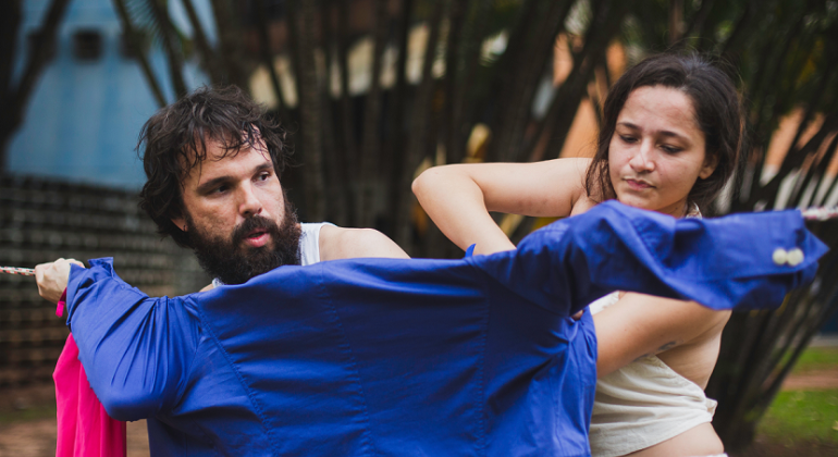 Terça da Dança leva poesia em movimento ao largo do Teatro Francisco Nunes