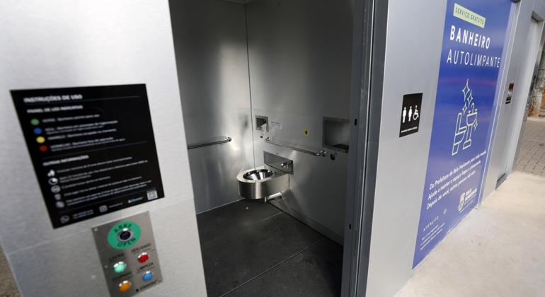 PBH inaugura o terceiro banheiro público autolimpante da cidade 
