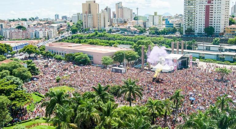O Carnaval de Belo Horizonte 2019 já tem seu primeiro patrocinador confirmado: a cervejaria Skol. Foto: André Fossati/BH Bloco com mais de mil pessoas em região central de BH, durante o dia.