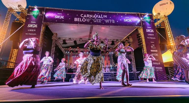 Seis integrantes de grupo afro se apresentam em palco do Carnaval de Belo Horizonte. Foto ilustrativa.