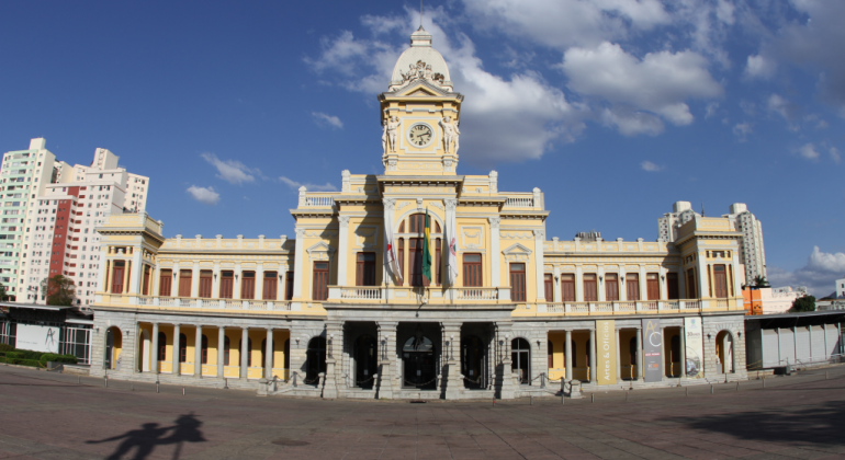 Fachada do Museu da Artes e Ofícios, na praça de Estação. 