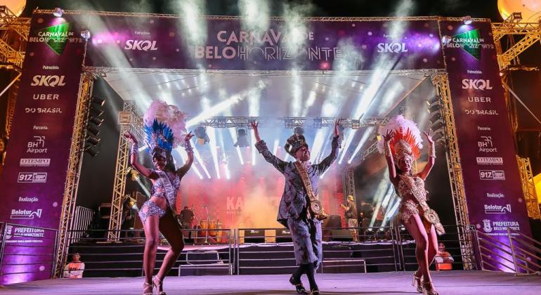 Abertas as inscrições para a Corte Momesca do Carnaval 2019 Corte momesca no palco