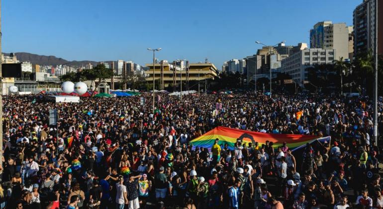 Multidão em parada LGBT