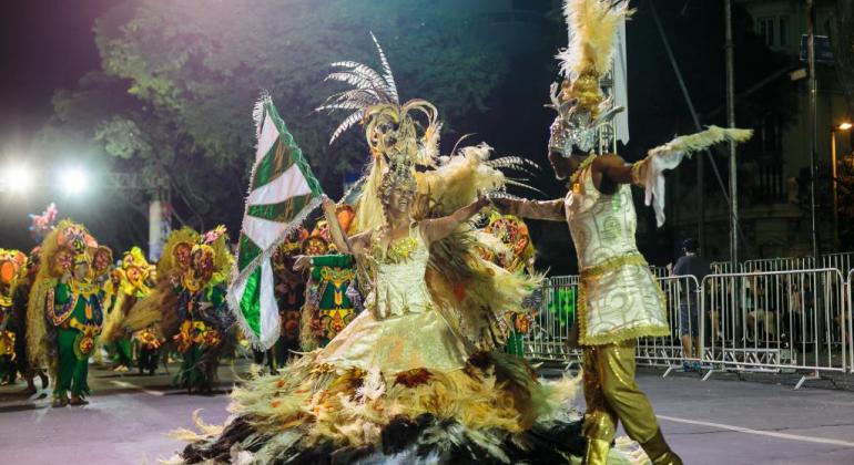 Mestre sala e porta bandeira de escola de samba dançam no Carnaval de Belo Horizonte. Foto ilustrativa.